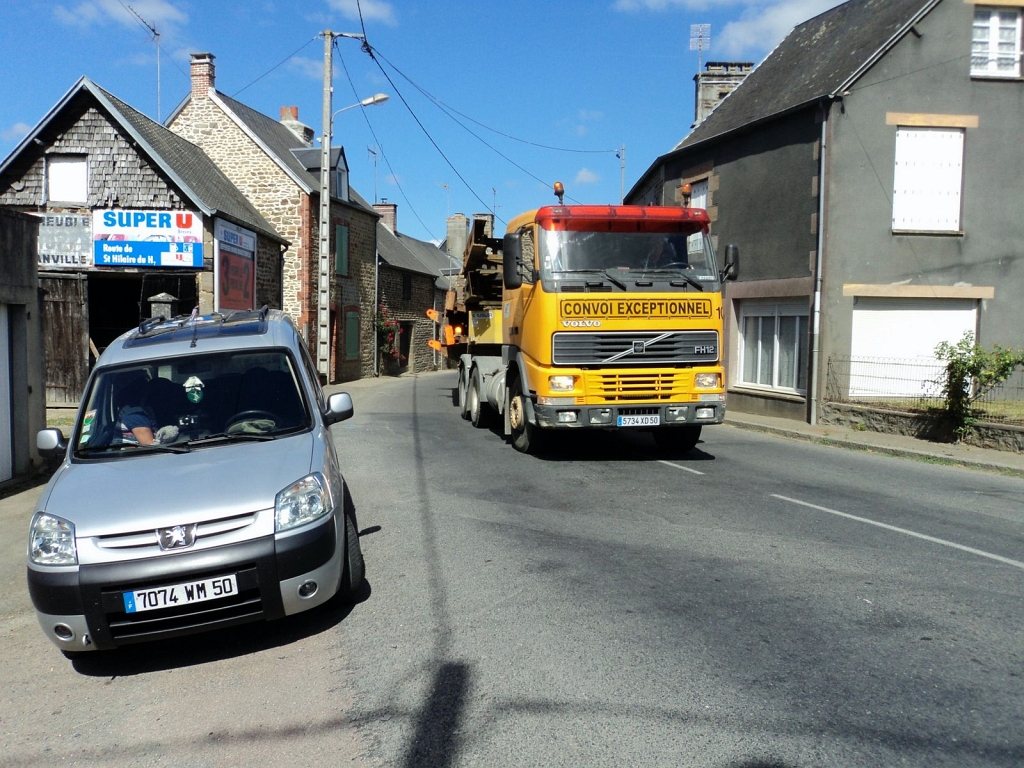 20110601 WHALE:BALEINE MOVES FROM BRÉCEY TO VIRE Bill Twohigg 029.jpg